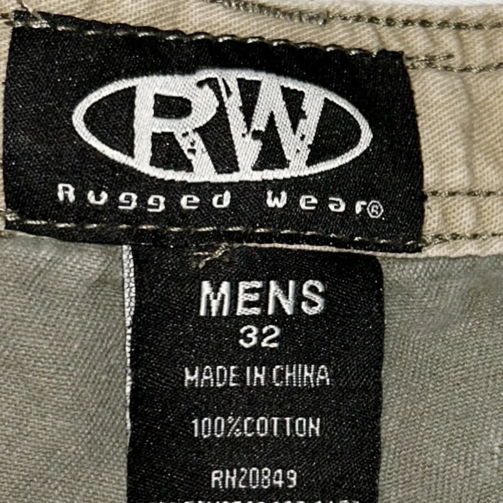 RUGGED WEAR Men's Cargo Shorts Size 32 Inch Waist